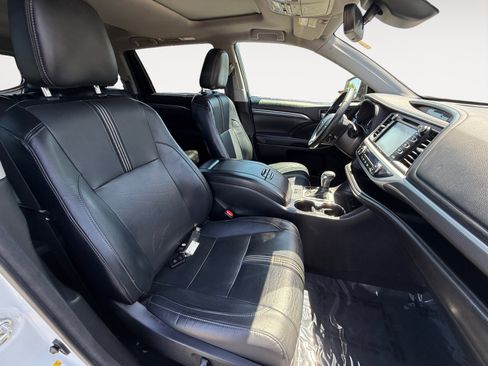 Used 2018 Toyota Highlander SE w/ Carpet Mat Package (TMS) AWD/4WD image 19