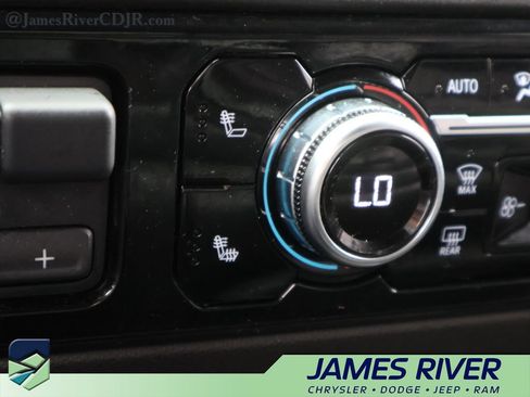 Used 2025 GMC Sierra 1500 SLT AWD/4WD image 36