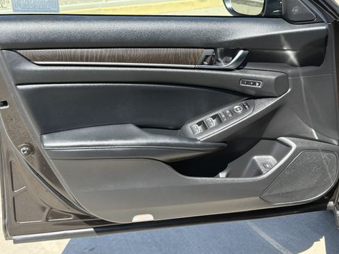 Used 2018 Honda Accord Touring image 18