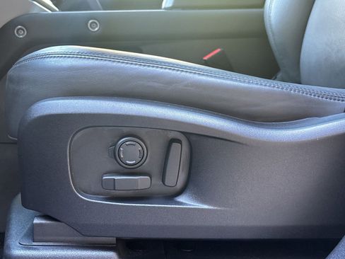 Used 2025 Land Rover Defender 110 X-Dynamic SE image 13