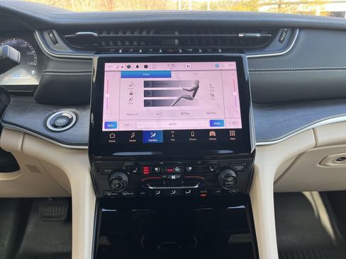 Used 2024 Jeep Grand Cherokee L Limited w/ Luxury Tech Group II image 26