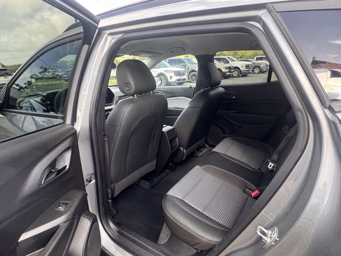 Used 2025 Chevrolet Trax LT FWD image 7