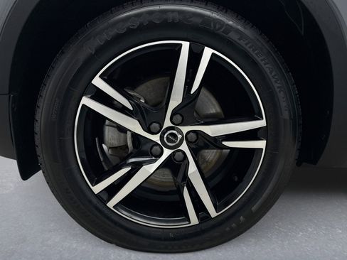Used 2023 Volvo XC40 B5 Plus image 27