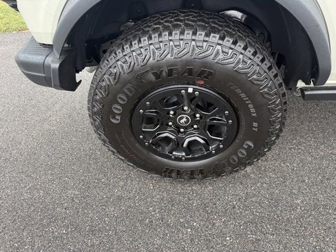 New 2025 Ford Bronco Badlands image 18