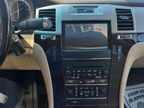 Used 2011 Cadillac Escalade ESV Luxury image 30