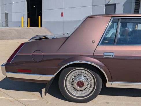 Used 1987 Lincoln Continental Signature RWD image 36