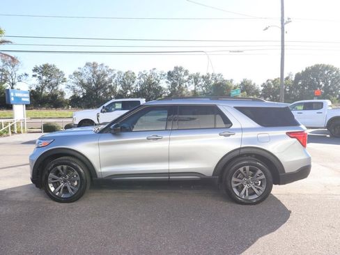 Used 2022 Ford Explorer XLT w/ Equipment Group 202A RWD image 5
