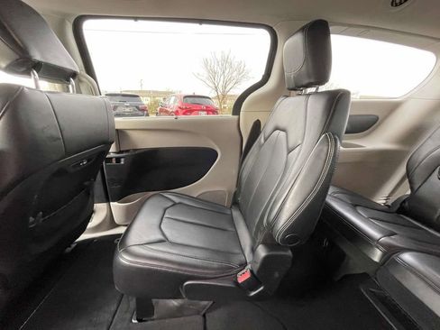 Used 2023 Chrysler Pacifica Touring-L image 24