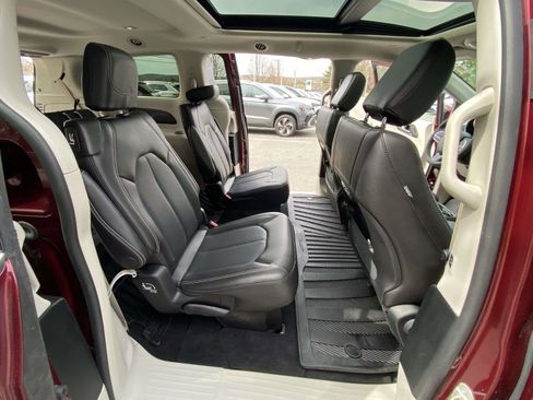 Used 2023 Chrysler Pacifica Touring-L AWD/4WD image 36