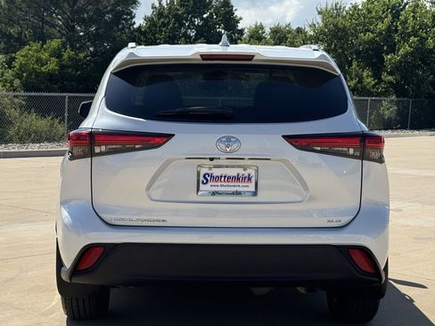 Used 2022 Toyota Highlander XLE FWD image 5