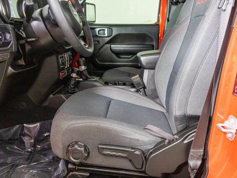 Used 2024 Jeep Wrangler Unlimited Rubicon w/ Technology Group image 25