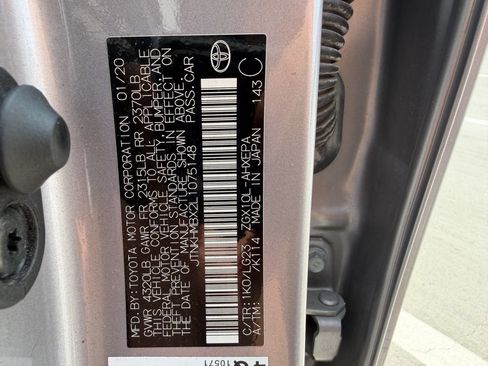 Used 2020 Toyota C-HR Limited FWD image 27