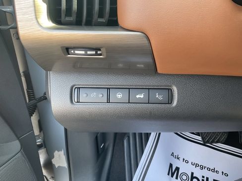Used 2024 Nissan Pathfinder Platinum FWD image 31