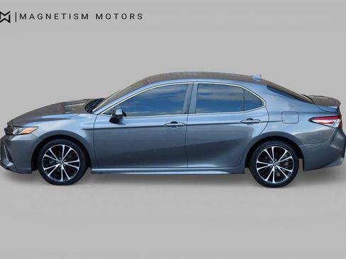 Used 2019 Toyota Camry SE image 2