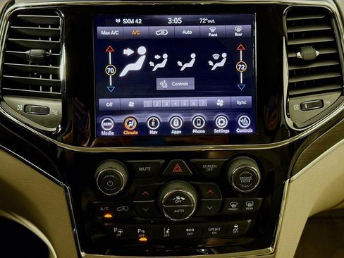 Used 2020 Jeep Grand Cherokee Overland AWD/4WD image 16