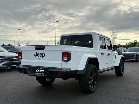 Used 2025 Jeep Gladiator Sport AWD/4WD image 5