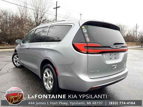Used 2021 Chrysler Pacifica Limited image 3