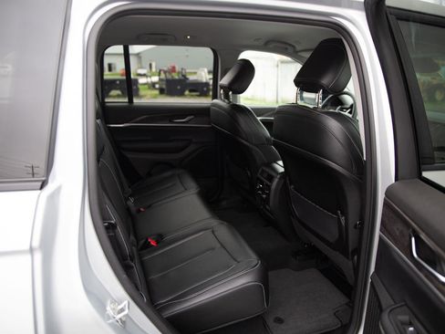 Used 2024 Jeep Grand Cherokee Limited w/ Black Appearance Package image 15