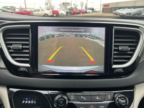 Used 2024 Chrysler Pacifica Touring-L image 27