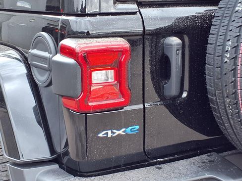 Used 2022 Jeep Wrangler Unlimited Sahara w/ Cold Weather Group image 23