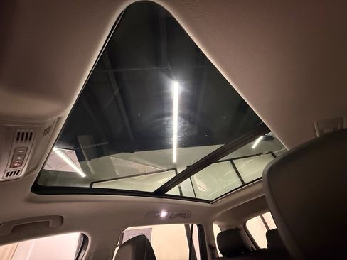 Used 2024 Volkswagen Tiguan SE image 40