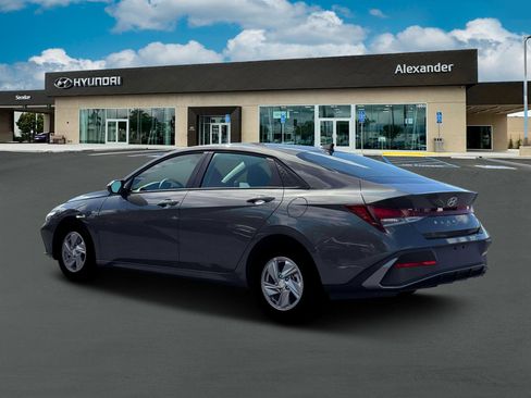 New 2026 Hyundai Elantra SE FWD image 4