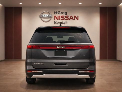 Used 2022 Kia Carnival EX FWD image 6