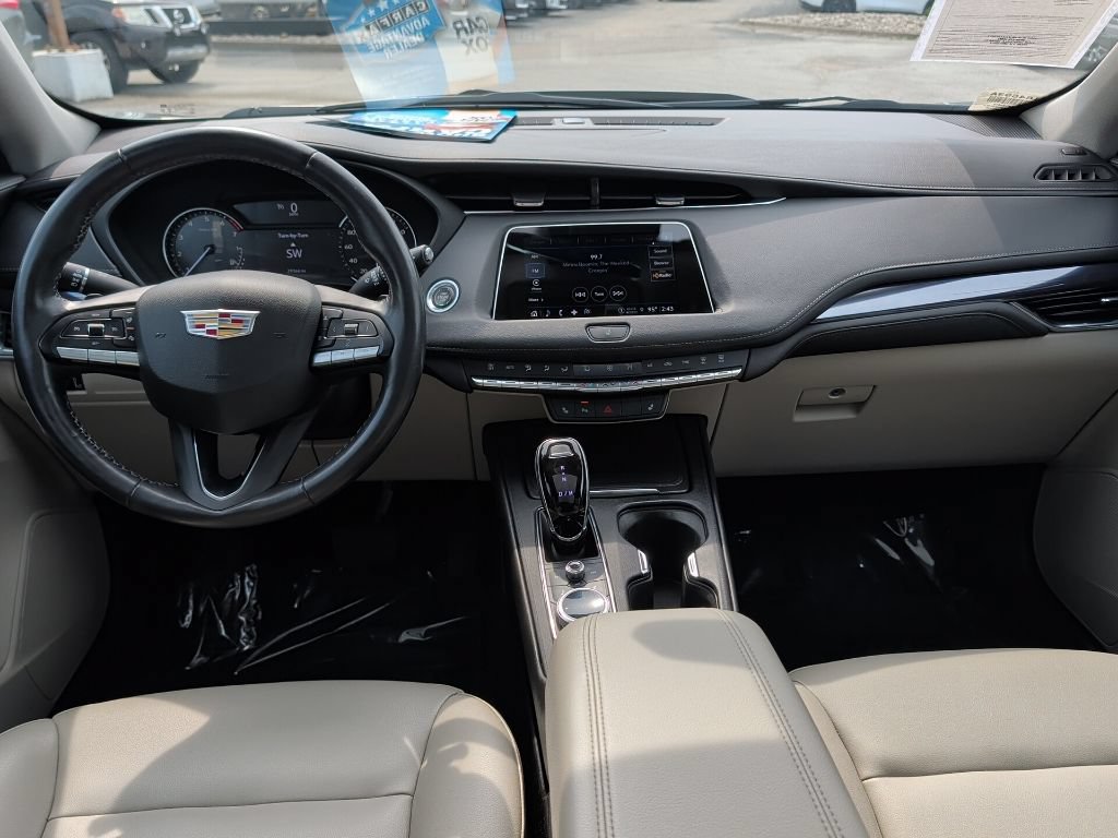 Used 2023 Cadillac XT4 Luxury w/ Cold Weather Package FWD image 17