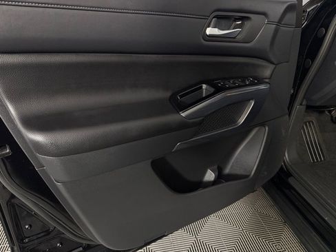 Used 2025 Nissan Pathfinder SL image 24