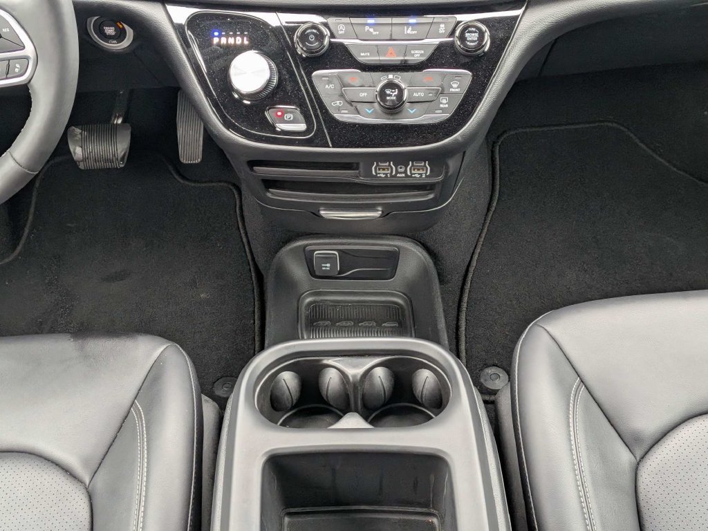Used 2025 Chrysler Pacifica Select FWD image 18