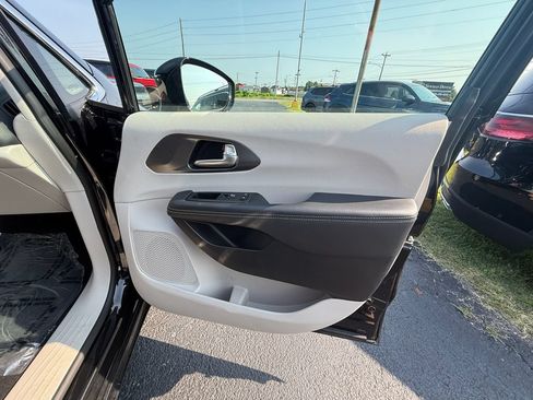 Used 2024 Chrysler Pacifica Touring-L FWD image 21