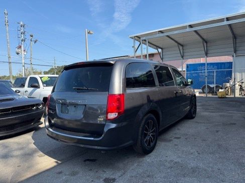 Used 2017 Dodge Grand Caravan SXT image 5