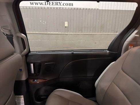 Used 2020 Toyota Sienna Limited image 15