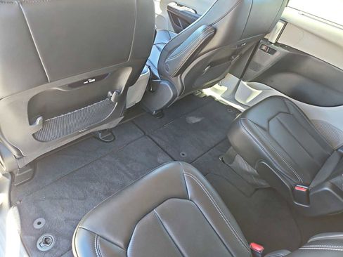 Used 2023 Chrysler Pacifica Touring-L image 19
