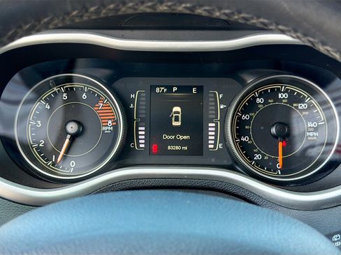 Used 2018 Jeep Cherokee Latitude Plus FWD image 37