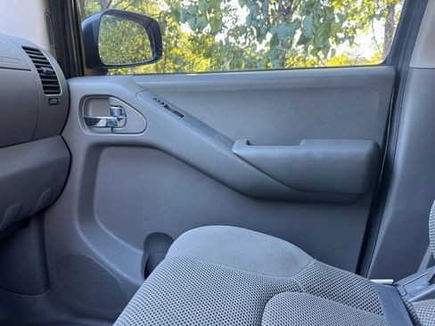 Used 2012 Nissan Frontier SV w/ SV Premium Utility Pkg AWD/4WD image 12