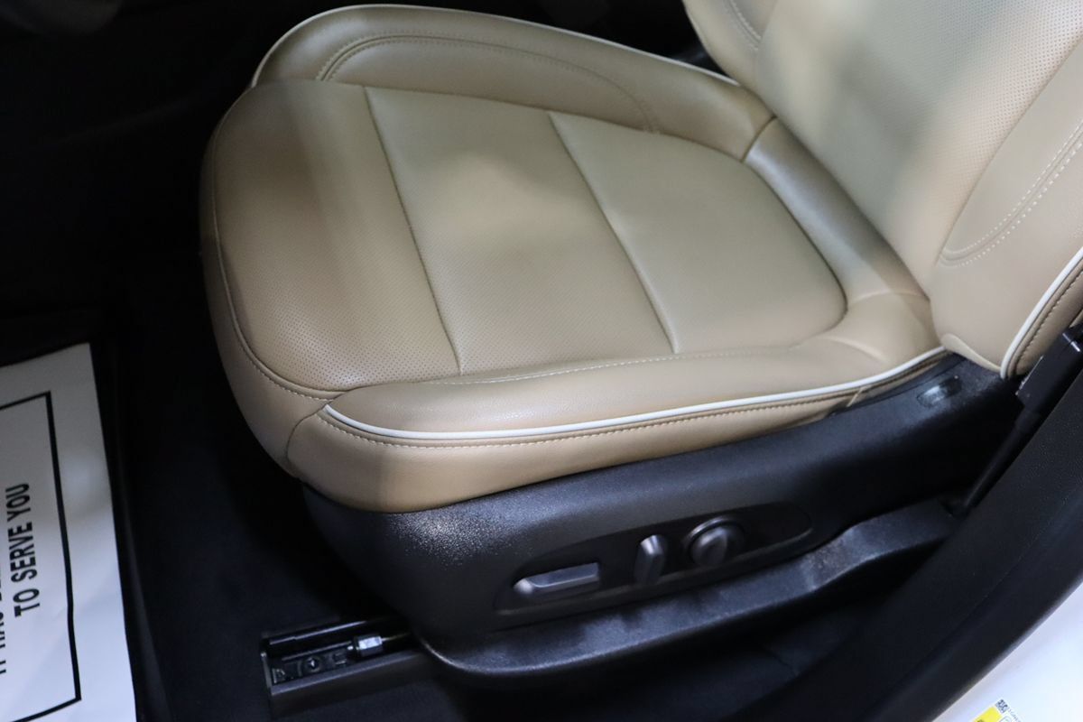 Used 2023 Chevrolet Traverse Premier FWD image 36