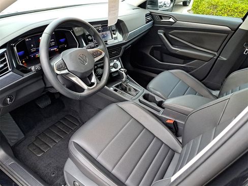 Certified 2022 Volkswagen Jetta SE image 14