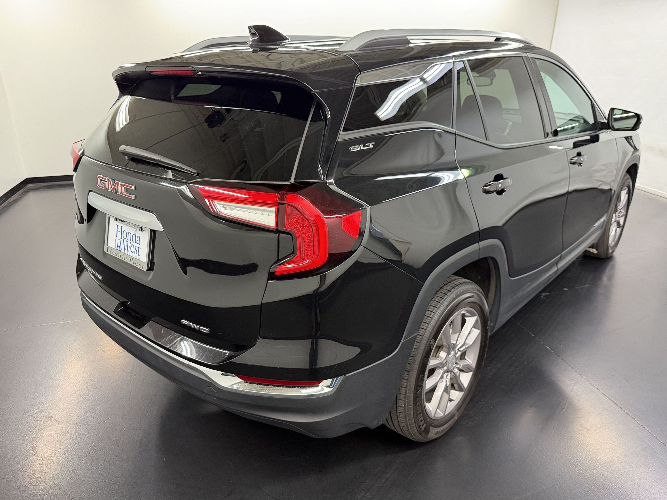 Used 2024 GMC Terrain SLT AWD/4WD image 9