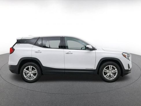 Used 2024 GMC Terrain SLE FWD image 10