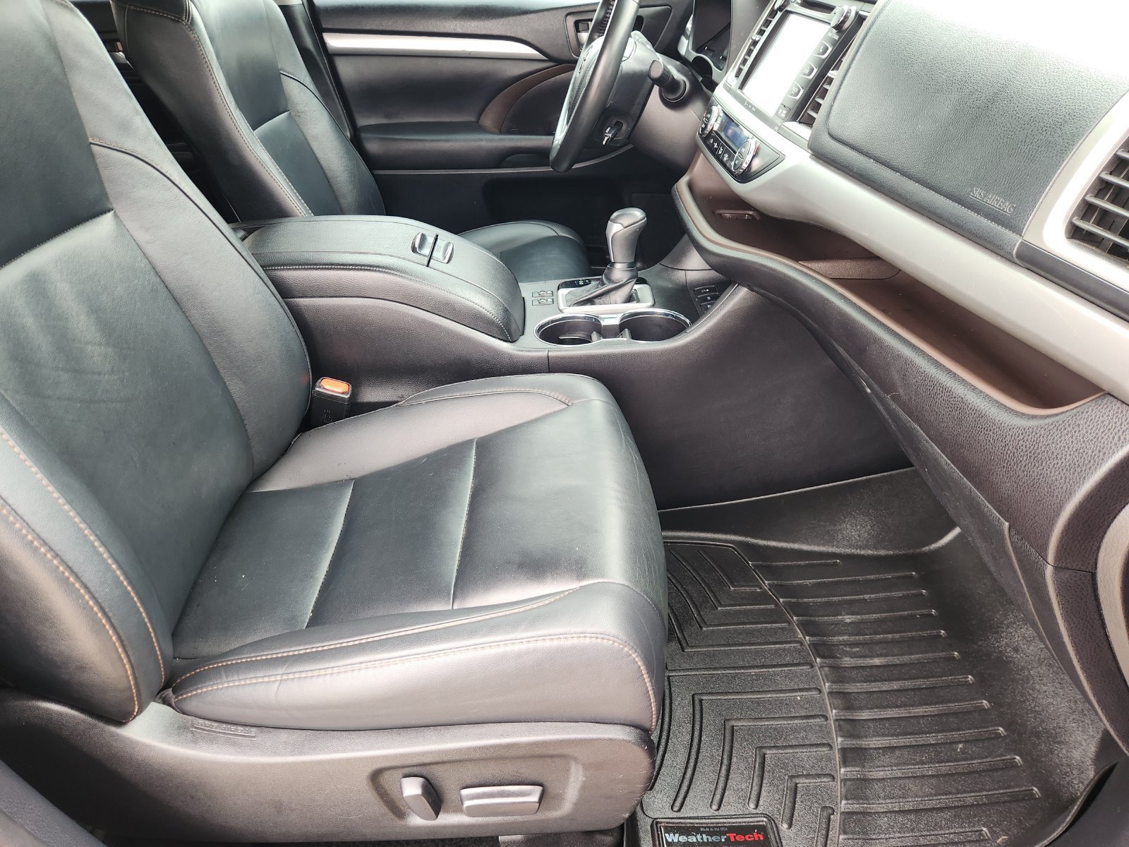 Used 2019 Toyota Highlander XLE AWD/4WD image 17