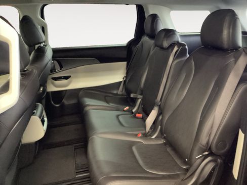 Used 2024 Kia Carnival LX FWD image 13