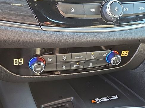 Used 2022 Buick Enclave Essence image 19