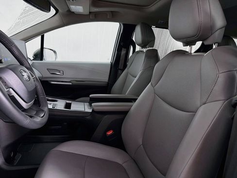 Used 2025 Toyota Sienna XLE FWD image 37