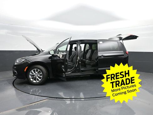 Used 2025 Chrysler Pacifica Select w/ Uconnect Theater Family Group image 51