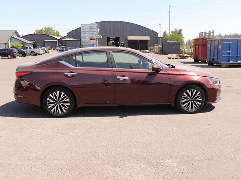 Used 2024 Nissan Altima 2.5 SV w/ SV Premium Package FWD image 3