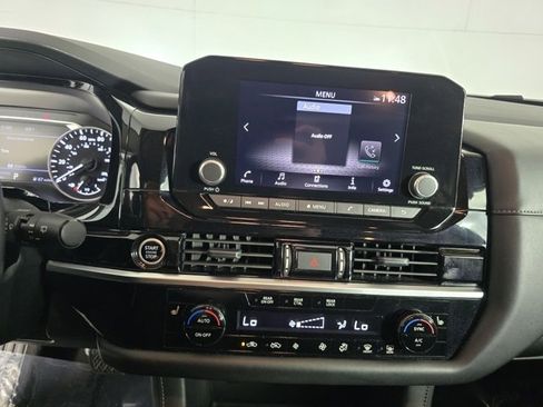 Used 2024 Nissan Pathfinder SV image 11