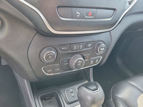 Used 2020 Jeep Cherokee Latitude Plus image 23