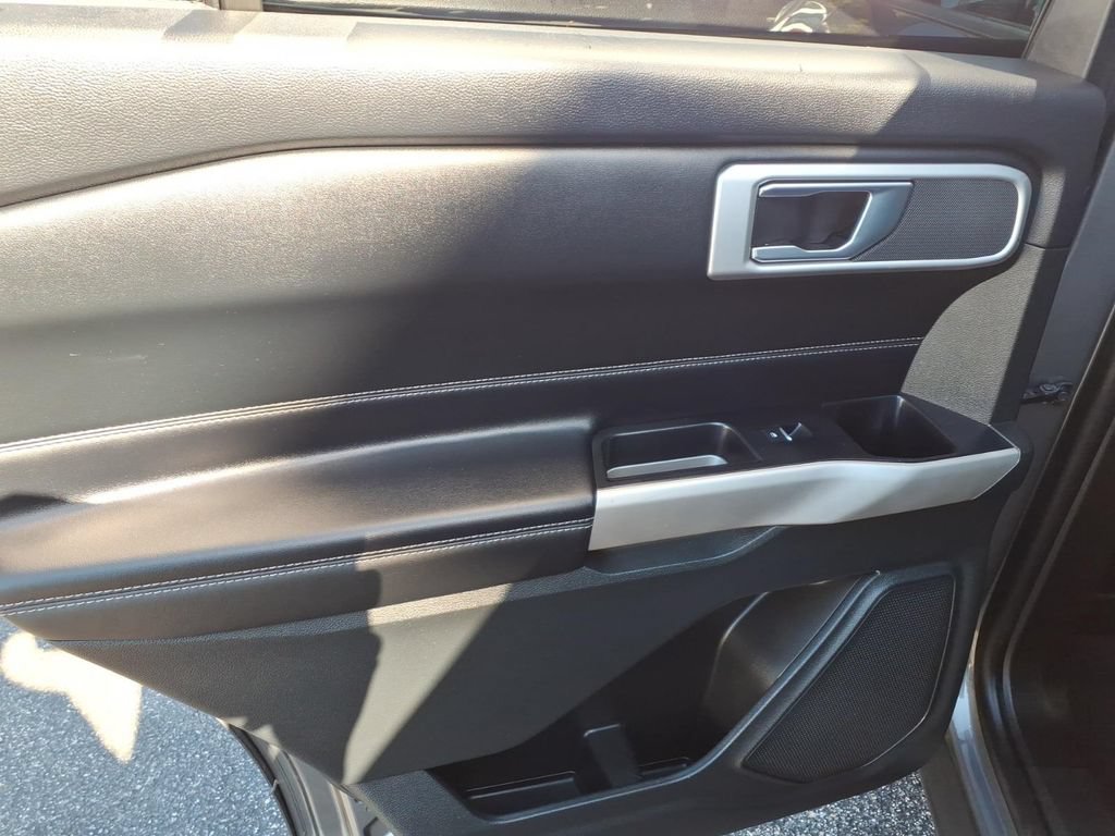 Used 2022 Ford Explorer XLT w/ Equipment Group 202A AWD/4WD image 12