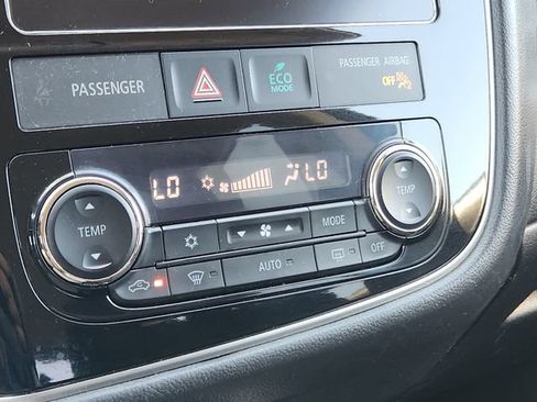 Used 2018 Mitsubishi Outlander SE AWD/4WD image 18